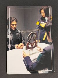eb333【特捜戦隊デカレンジャー】カード 劇中シーン 取調室 証拠品 アリエナイザー(人間態) / 宇宙警察 地球署 登場人物
