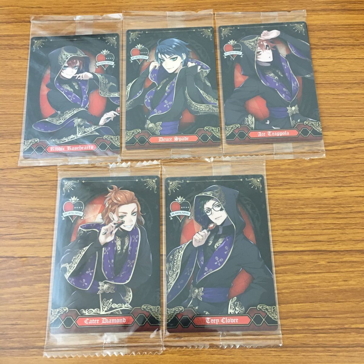 未開封 ウエハース カード まとめ ツイステッド ワンダーランド ツイステ ハーツラビュル リドル デュース エース トレイ ケイト 21