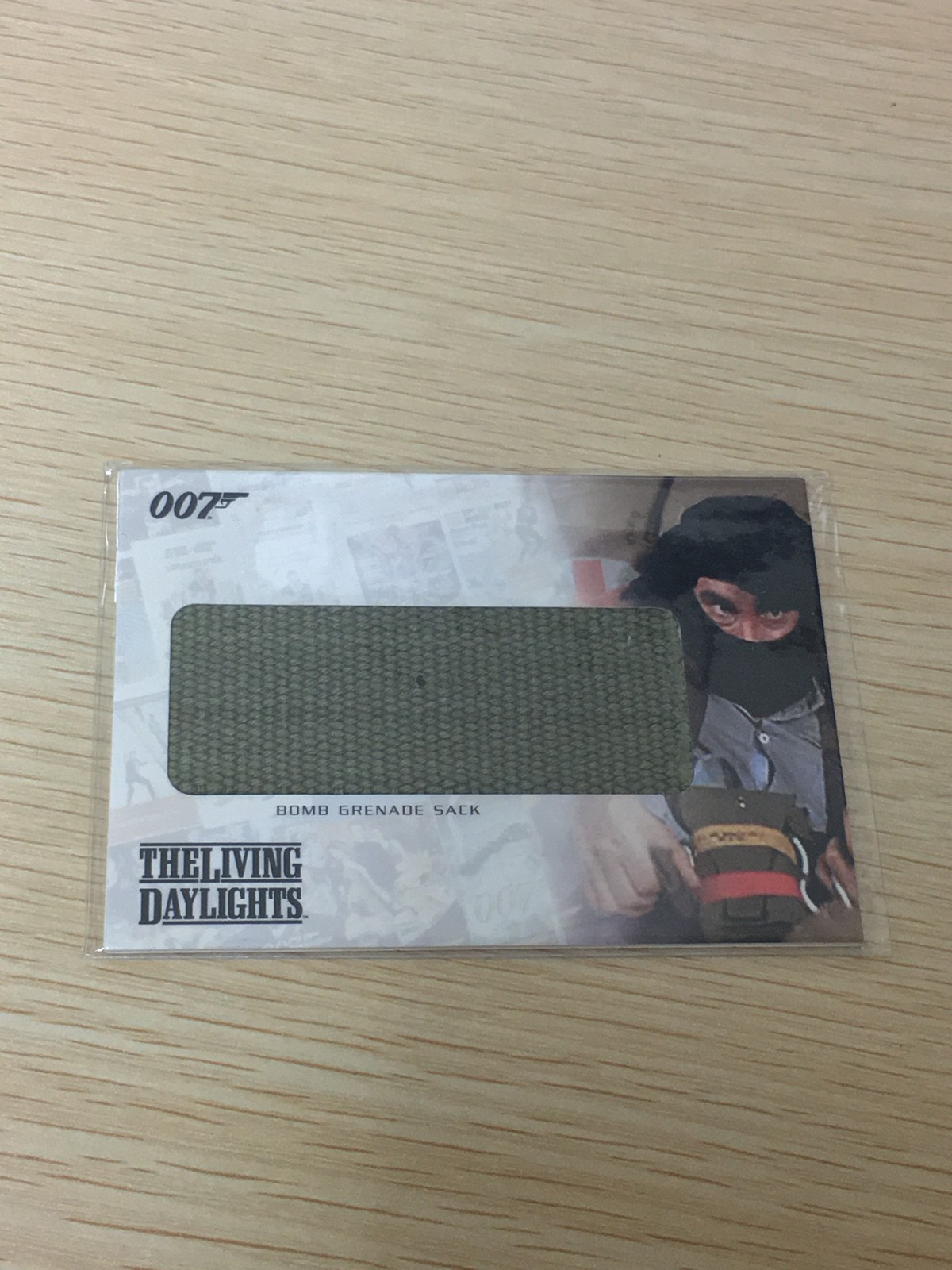 James Bond 007 The Living Daylights 007 ゼロゼロセブン カード コスチューム 当選品 カード Bomb Grenade Sack トレカ RC15 Rittenhouse Archives