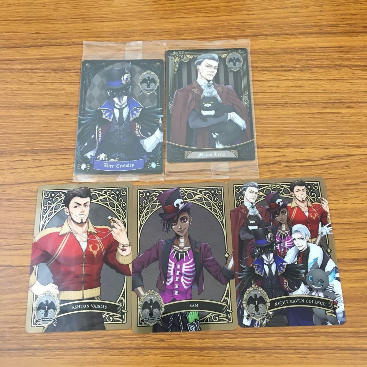 未開封 ウエハース カード まとめ ツイステッド ワンダーランド ツイステ クロウリー トレイン バルガス サム クルーウェル 26